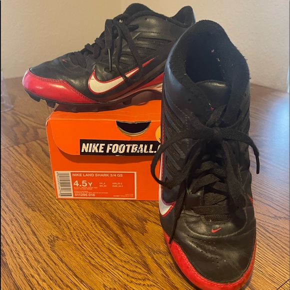 nike land shark mid men's football cleat